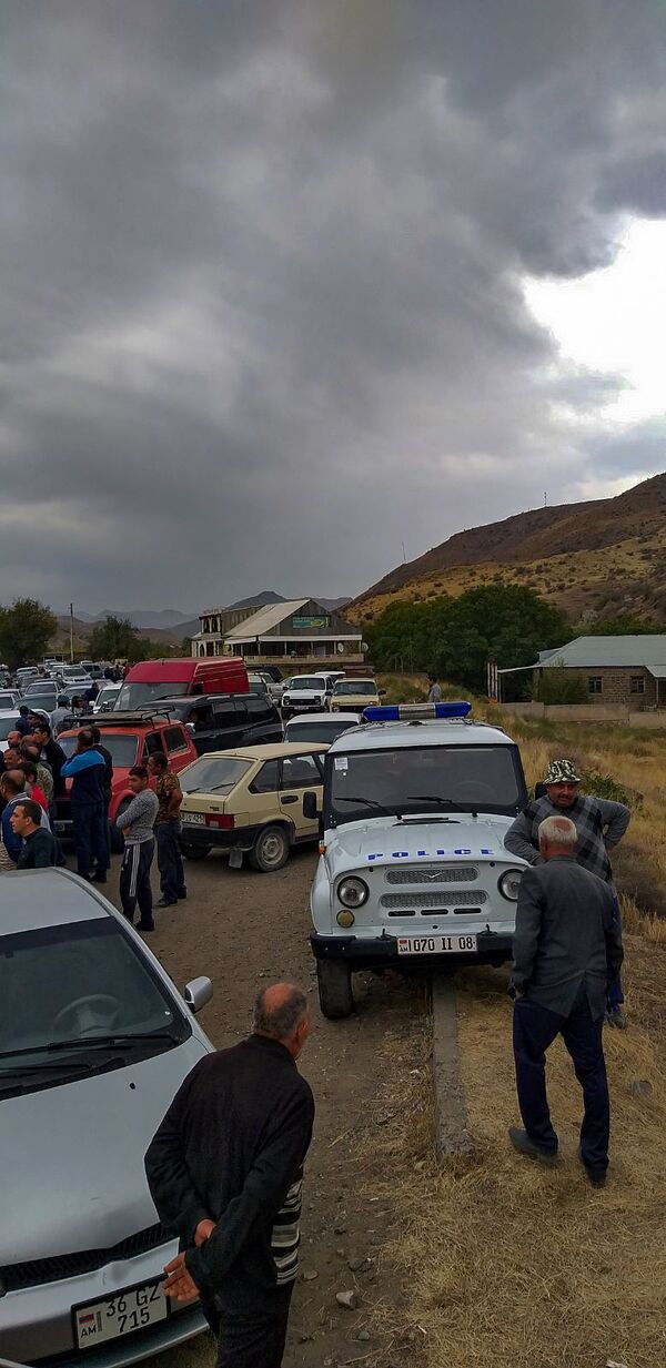 Գյուղացիները փակել էին Երևան-Մեղրի ճանապարհը. պատճառը խաղողի գինն է. լուսանկարներ Գյուղացիները փակել էին Երևան-Մեղրի ճանապարհը. պատճառը խաղողի գինն է. լուսանկարներ - Sputnik Արմենիա