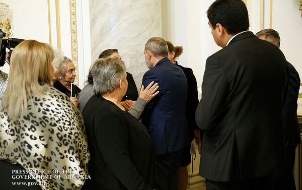 Նիկոլ Փաշինյանը հանդիպեց խաղաղ պայմաններում զոհված զինծառայողների մայրերին - Sputnik Արմենիա