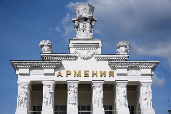 Пока другие страны лишь строили: фасад павильона Армении на ВДНХ нужно срочно спасать Пока другие страны лишь строили: фасад павильона Армении на ВДНХ нужно срочно спасать - Sputnik Армения