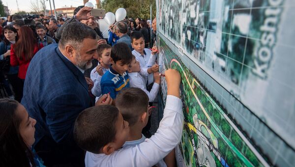Гости и участники церемонии раскрашивают схему будущего парка Дружбы (17 октября 2019). Гюмри - Sputnik Արմենիա