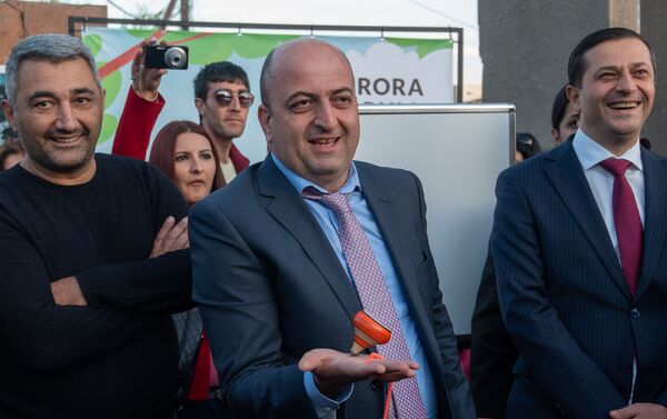 Гости и участники церемонии презентации парка Дружбы играют в волчка (17 октября 2019). Гюмри - Sputnik Армения