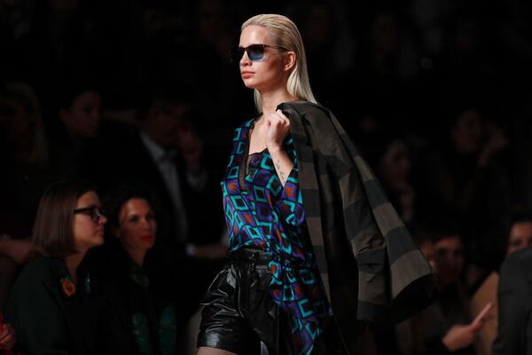 Մոդելները ցուցադրում են Julia Dalakian հավաքածուի հագուստը Մոսկվայում Mercedes-Benz Fashion Week Russia–ի ընթացքում։ - Sputnik Արմենիա