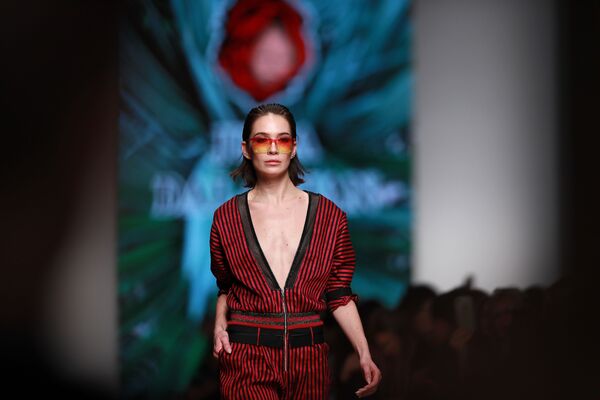 Մոդելները ցուցադրում են Julia Dalakian հավաքածուի հագուստը Մոսկվայում Mercedes-Benz Fashion Week Russia–ի ընթացքում։ - Sputnik Արմենիա