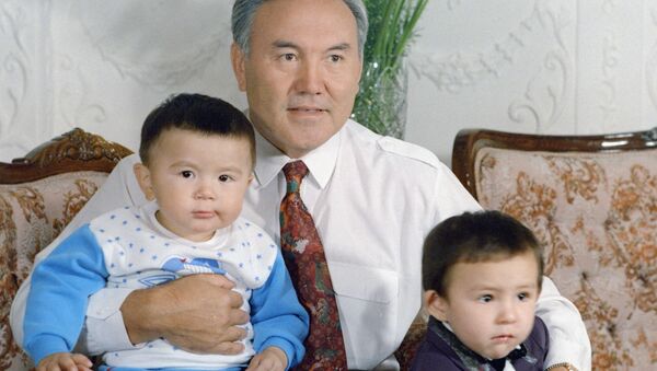 Президент Казахстана Нурсултан Абишевич Назарбаев со своими внуками - Sputnik Արմենիա