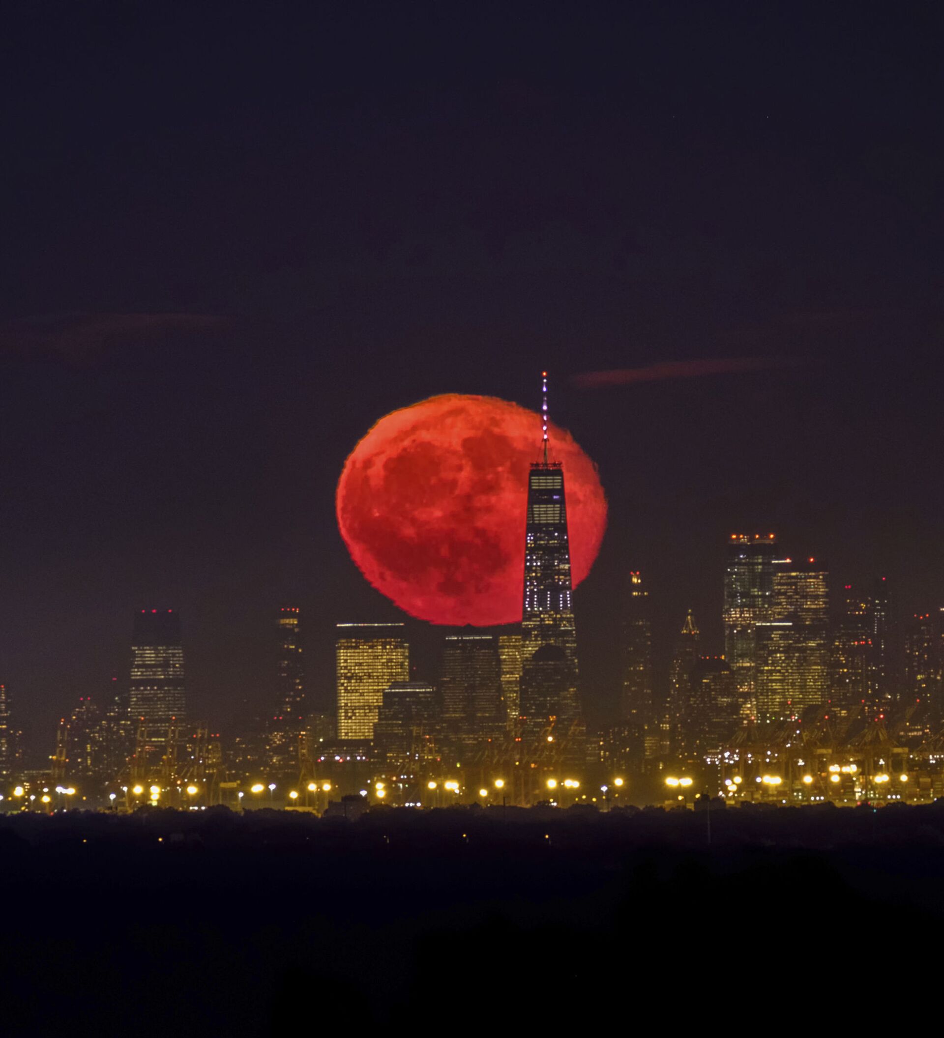 Когда будет красная луна 2024 года. Красная Луна. Красная Луна в Москве. Кровавая Луна над Москвой. Кровавая Луна в Нью Йорке.