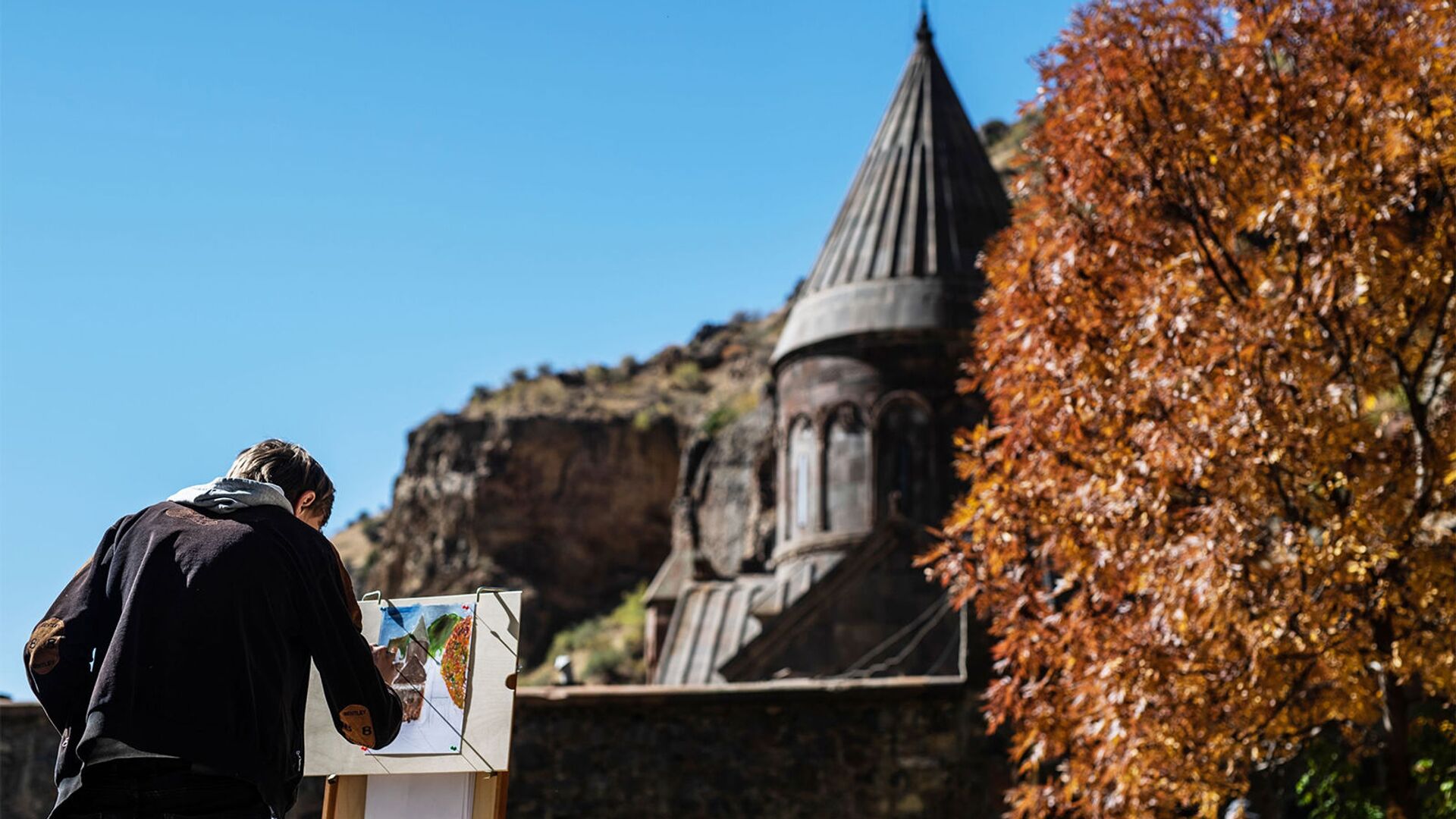 Молодой художник рисует монастырь Гегард в Котайкской области Армении. - Sputnik Армения, 1920, 21.01.2022