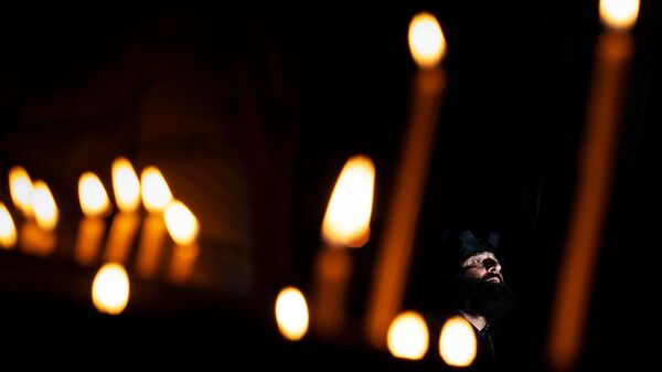 Священнослужитель в монастыре Татев в Сюникской области Армении. - Sputnik Արմենիա