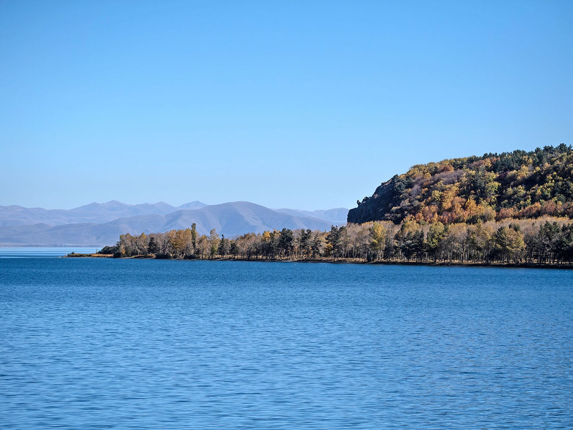 Глубина озера севан. Полуостров Севан Армения. Озеро Севан. Озеро Севан озёра Армении. Лазурный Севан.