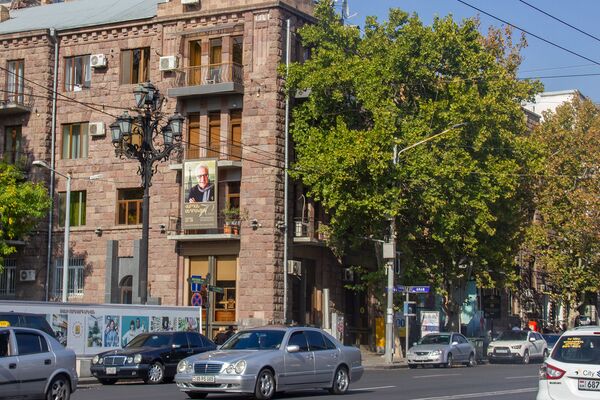 Մաեստրո Մանսուրյանի սիրելին, կամ ինչպես է հայտնվել Երևանի «ամենաերաժշտական ծառը» Մաեստրո Մանսուրյանի սիրելին, կամ ինչպես է հայտնվել Երևանի «ամենաերաժշտական ծառը» - Sputnik Արմենիա