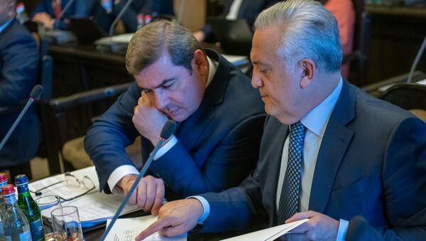 Председатель КГД Давид Ананян беседует с главой Центрального Банка Артуром Джавадяном перед началом заседания правительства Армении (24 октября 2019). Еревaн - Sputnik Արմենիա