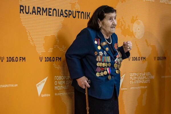 А он стрелял и улыбался: Розалия Абгарян знает, за что не ругали на той войне А он стрелял и улыбался: Розалия Абгарян знает, за что не ругали на той войне - Sputnik Армения