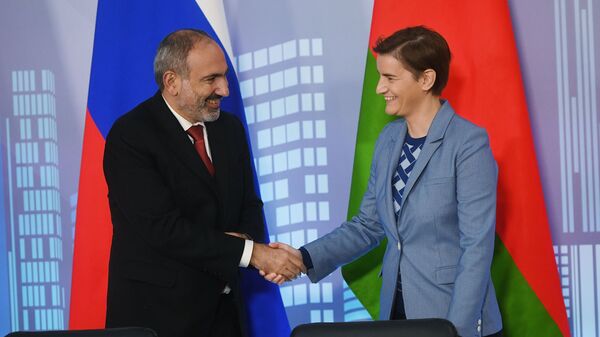 Премьер-министры Армении и Сербии Никол Пашинян и Ана Брнабич на церемонии подписания соглашения о свободной торговле между ЕАЭС и Сербией (25 октября 2019). Москвa - Sputnik Армения
