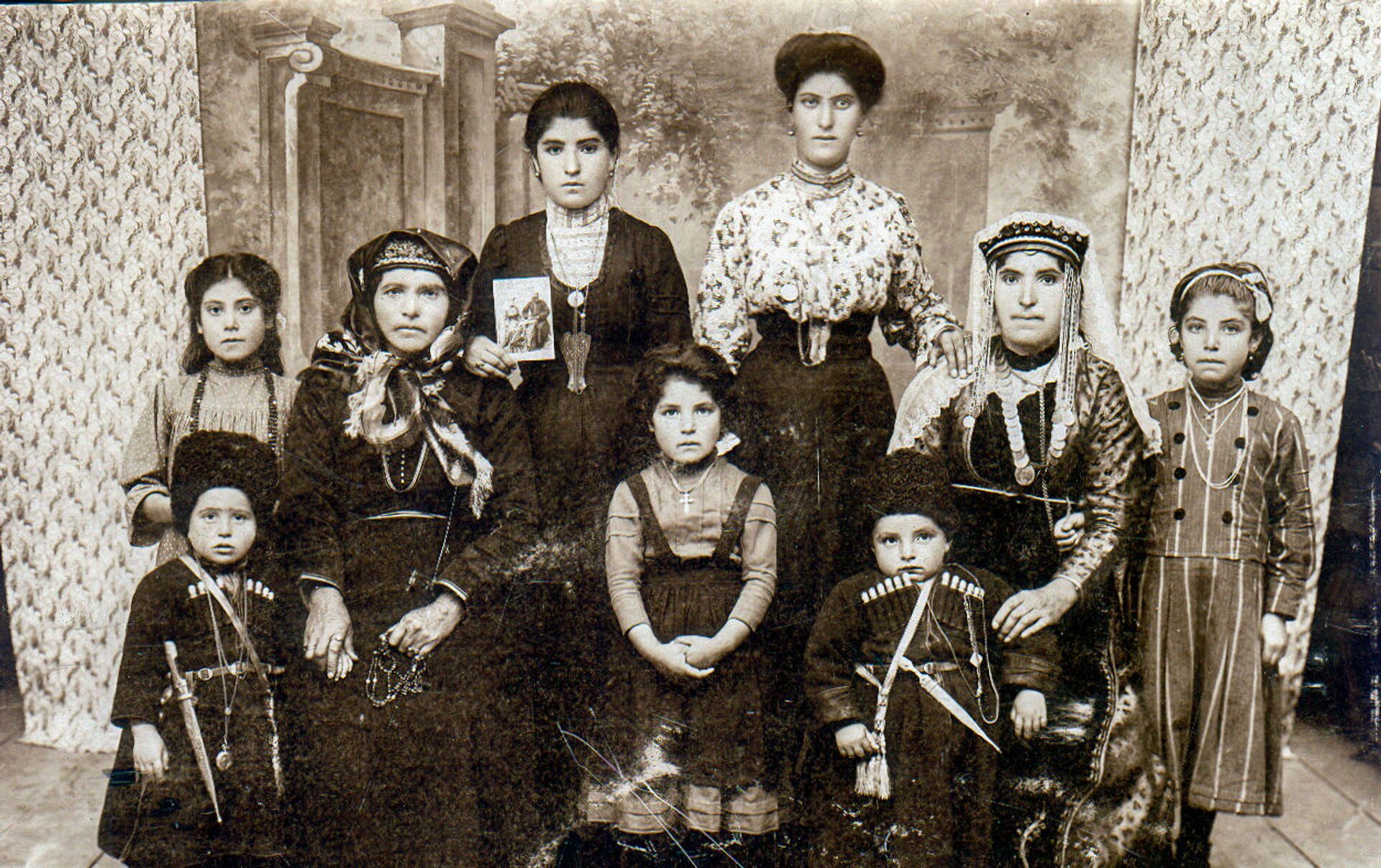 Самые красивые армянки (36 фото) | Темные волосы, Красота, Красавица