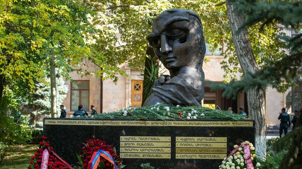 Дань уважения памяти жертв теракта 27 октября во дворе Национального собрания - Sputnik Արմենիա