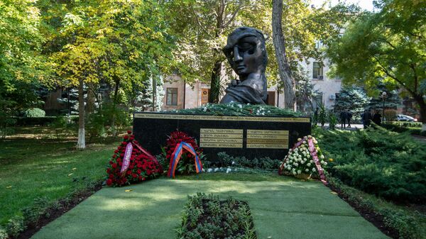 Дань уважения памяти жертв теракта 27 октября во дворе Национального собрания - Sputnik Армения