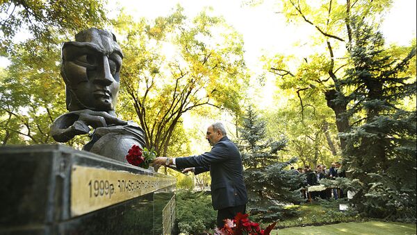 Премьер-министр почтил память жертв 27 октября - Sputnik Արմենիա