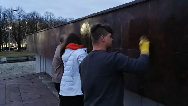 Слово оккупанты смывают с памятника Освободителям Риги - Sputnik Армения