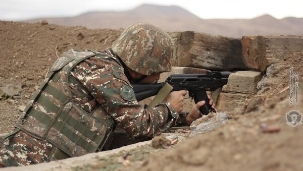 Армянский военнослужащий на тренировке по стрельбе - Sputnik Արմենիա