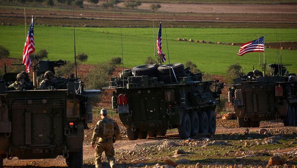 Колонна бронетехники американских войск проезжает вблизи деревни Яланли, расположенной на западной окраине северного сирийского города Манбидж (5 марта 2017). Сирия - Sputnik Армения