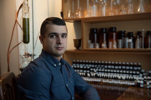 Звезды и ароматы: как парфюмер из Армении покорил легендарный парижский Jovoy Звезды и ароматы: как парфюмер из Армении покорил легендарный парижский Jovoy - Sputnik Армения