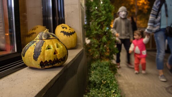 Празднование Хэллоуина на улицах Еревана (31 октября 2019). Еревaн - Sputnik Армения