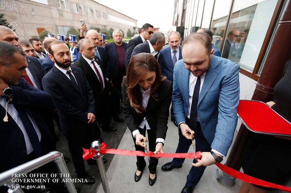 Նոր աշխատատեղեր, տեղական արտադրության հագուստ. վարչապետը մասնակցել է ֆաբրիկաների բացմանը Նոր աշխատատեղեր, տեղական արտադրության հագուստ. վարչապետը մասնակցել է ֆաբրիկաների բացմանը - Sputnik Արմենիա