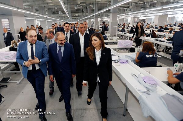 Նոր աշխատատեղեր, տեղական արտադրության հագուստ. վարչապետը մասնակցել է ֆաբրիկաների բացմանը Նոր աշխատատեղեր, տեղական արտադրության հագուստ. վարչապետը մասնակցել է ֆաբրիկաների բացմանը - Sputnik Արմենիա