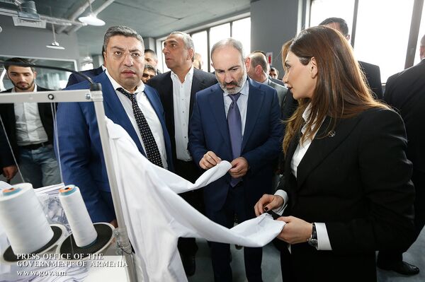 Նոր աշխատատեղեր, տեղական արտադրության հագուստ. վարչապետը մասնակցել է ֆաբրիկաների բացմանը Նոր աշխատատեղեր, տեղական արտադրության հագուստ. վարչապետը մասնակցել է ֆաբրիկաների բացմանը - Sputnik Արմենիա