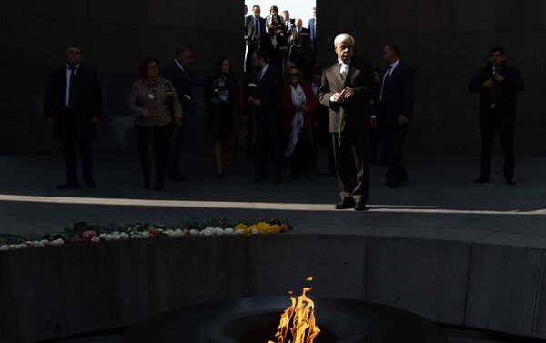 Президент Греции Прокопис Павлопулос в мемориальном комплексе Цицернакаберд (5 ноября 2019). Еревaн - Sputnik Армения