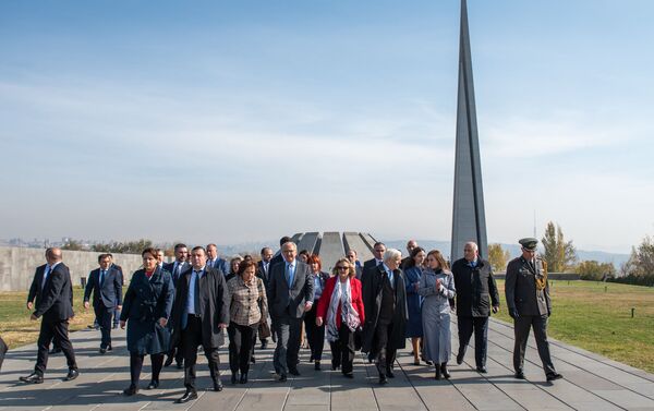 Президент Греции Прокопис Павлопулос в мемориальном комплексе Цицернакаберд (5 ноября 2019). Еревaн - Sputnik Армения