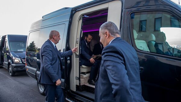Участники заседания Парламентской ассамблеи ОДКБ прибывают на бронированном микроавтобусе (5 ноября 2019). Еревaн - Sputnik Армения