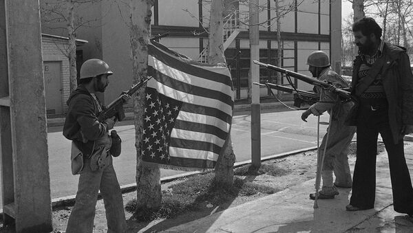 Иранские повстанцы с перевернутым американским флагом в Султанабадском гарнизоне к северо-востоку от Тегерана (12 февраля 1979). Иран - Sputnik Արմենիա