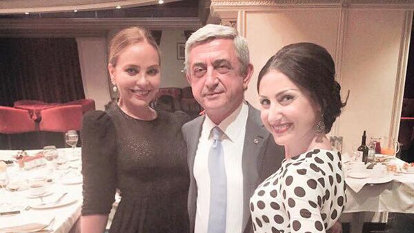 Совместная фотография Орнеллы Мути с президентом Армении Сержем Саргсяном и его дочерью Ануш Минасян - Sputnik Армения