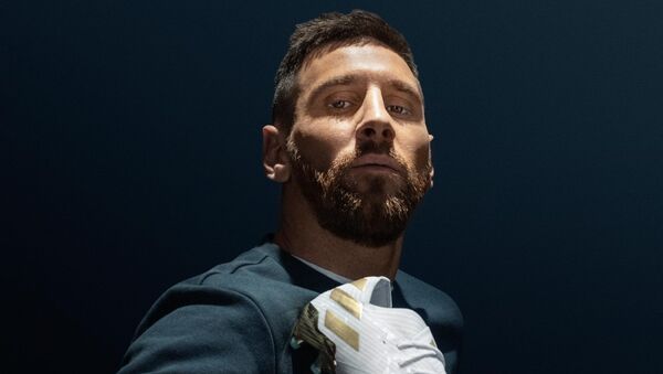 Adidas представил публике модель бутсов, созданную к 15-летию первого матча футболиста Лионеля Месси за легендарную Барселону - Sputnik Армения