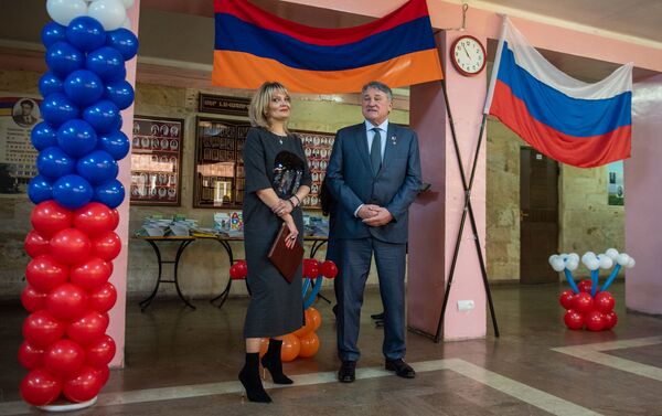 Члены Межпарламенской комиссии по сотрудничеству Федерального Собрания России в основной школе No 7 имени В.В.Маяковского (7 ноября 2019). Еревaн Члены Межпарламенской комиссии по сотрудничеству Федерального Собрания России в основной школе No 7 имени В.В.Маяковского (7 ноября 2019). Еревaн - Sputnik Армения