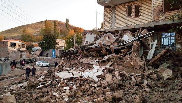 Обломки зданий в деревне Варнакеш, примерно в 120 километрах к юго-востоку от города Тебриз, в провинции Восточный Азербайджан, после землетрясения магнитудой 5,9 (8 ноября 2019). Иран - Sputnik Արմենիա
