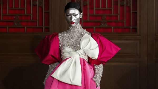 Модель представляет творение дизайнера Pierpaolo Piccioli из коллекции Valentino Haute Couture во время показа мод Летнем дворце Аман в Пекине, Китай - Sputnik Արմենիա