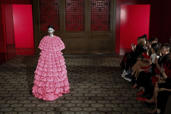 Չինաստանի մայրաքաղաքում կազմակերպած նորաձևության ցուցադրության ժամանակ մոդելը ներկայացնում է դիզայներ Pierpaolo Piccioli–ի Valentino Haute Couture հավաքածուի զգեստներից մեկը։ - Sputnik Արմենիա