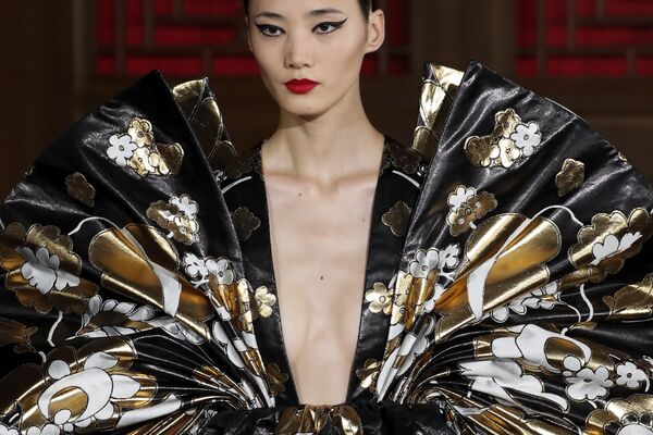 Չինաստանի մայրաքաղաքում կազմակերպած նորաձևության ցուցադրության ժամանակ մոդելը ներկայացնում է դիզայներ Pierpaolo Piccioli–ի Valentino Haute Couture հավաքածուի զգեստներից մեկը։ - Sputnik Արմենիա