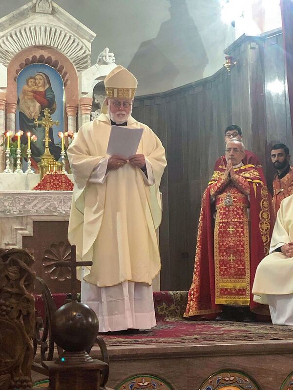 Папа молится за вас, за Армению: архиепископ Галлахер в Гюмри зачитал послание Франциска Папа молится за вас, за Армению: архиепископ Галлахер в Гюмри зачитал послание Франциска - Sputnik Армения