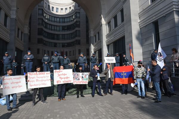 Европейские дудуки против Араика Арутюняна: протесты продолжаются Европейские дудуки против Араика Арутюняна: протесты продолжаются - Sputnik Армения