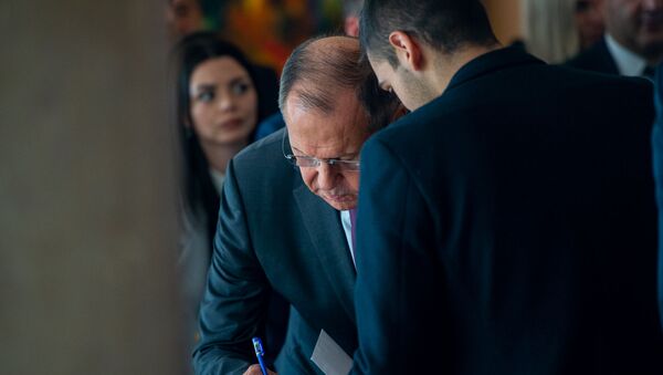 Министр иностранных дел России Сергей Лавров подписывает книги студентов дипломатической школы Армении (11 ноября 2019). Еревaн - Sputnik Армения