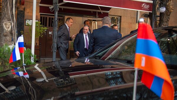 Глава МИД России Сергей Лавров выпил кофе с коллегой Зограбом Мнацаканяном в одном из ереванских ресторанов (11 ноября 2019). Еревaн - Sputnik Армения