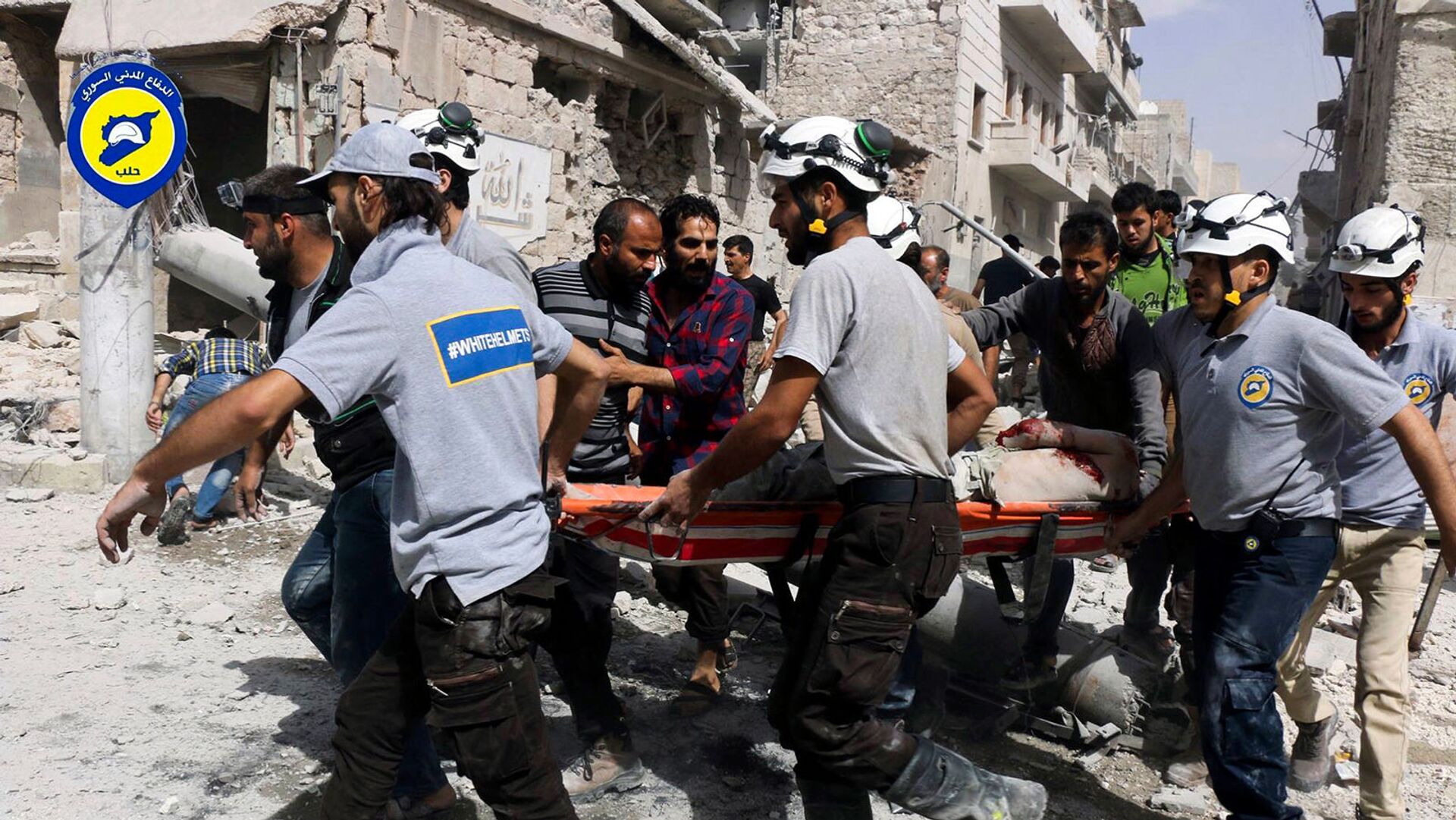 Спасатели перемещают жертву с места авиаударов в районе Аль-Сахур повстанческой части восточного Алеппо (21 сентября 2016). Сирия - Sputnik Армения, 1920, 25.03.2022