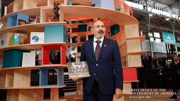 Премьер-министр Армении Никол Пашинян подарил книгу Библиотеке Парижского форума мира (12 ноября 2019). Париж - Sputnik Արմենիա