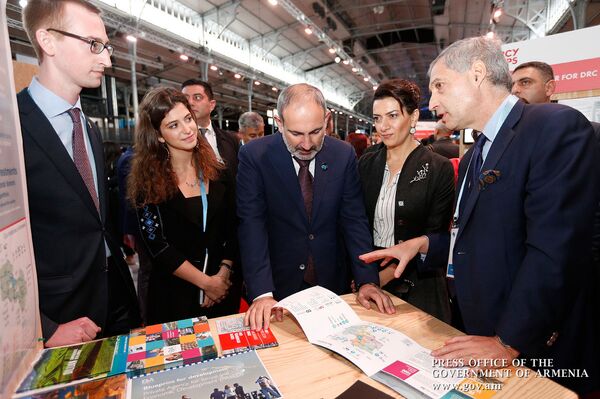 Փաշինյանը փարիզյան գրադարանին է նվիրել Հայկ Դեմոյանի գիրքը Փաշինյանը փարիզյան գրադարանին է նվիրել Հայկ Դեմոյանի գիրքը - Sputnik Արմենիա