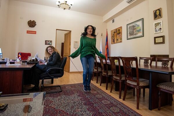 «Մտերիմներիցս մեկն ինձ ասաց՝ աղջիկ ջան, ուշքի արի...». անկեղծ զրույց Նաիրա Զոհրաբյանի հետ «Մտերիմներիցս մեկն ինձ ասաց՝ աղջիկ ջան, ուշքի արի...». անկեղծ զրույց Նաիրա Զոհրաբյանի հետ - Sputnik Արմենիա