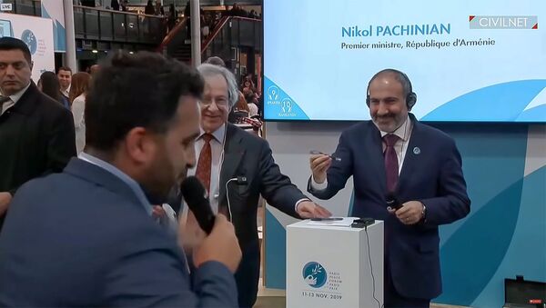 Азербайджанский журналист передал ручку Николу Пашиняну во время его выступления на полях Второго Парижского форума мира и тематической дискуссии (12 ноября 2019). Париж - Sputnik Армения