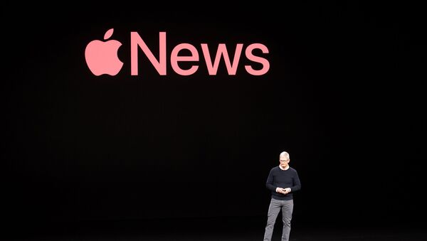 Тим Кук обсуждает Apple News во время презентации в штаб-квартире Apple в Купертино, штат Калифорния, 2019 - Sputnik Армения