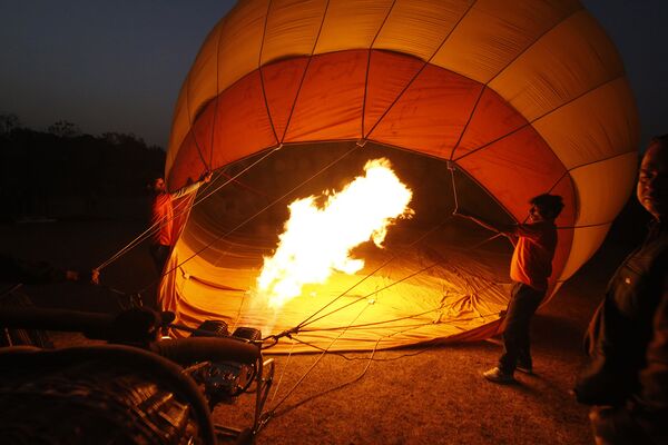 Օդապարիկը լցվում է տաք օդով` պատրաստվելով թռիչքի - Sputnik Արմենիա